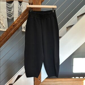 old navy active dynamic fleece barrel leg high-rise black pants. size xs petite.